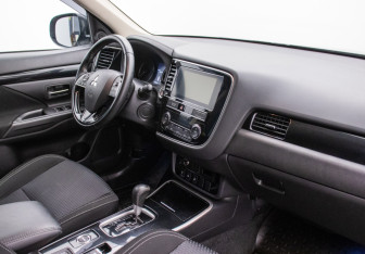 Подержанный автомобиль Mitsubishi Outlander 2019 года (10 фото)