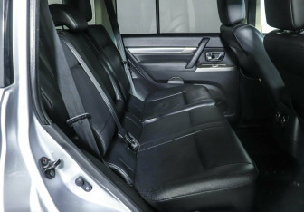 Подержанный автомобиль Mitsubishi Pajero 2013 года (12 фото)