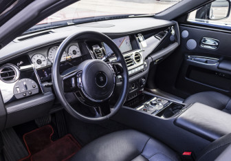 Подержанный автомобиль Rolls-Royce Ghost 2010 года (20 фото)