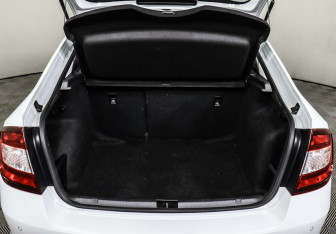 Подержанный автомобиль Skoda Rapid Liftback 2019 года (14 фото)