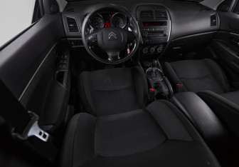 Подержанный автомобиль Citroen C4 Aircross 2012 года (18 фото)