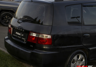 Подержанный автомобиль Kia Carens 2005 года (15 фото)