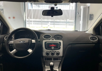 Подержанный автомобиль Ford Focus Hatchback 2007 года (9 фото)