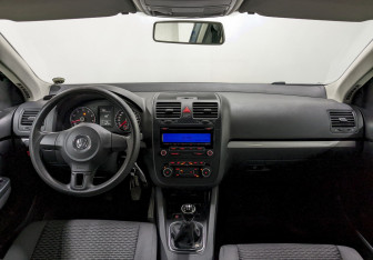 Подержанный автомобиль Volkswagen Jetta Sedan 2010 года (22 фото)