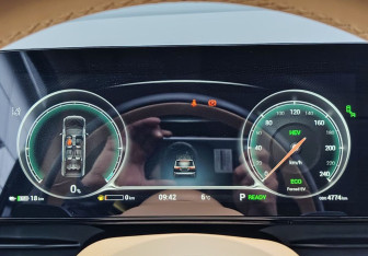 Подержанный автомобиль Voyah Dream 2024 года (24 фото)