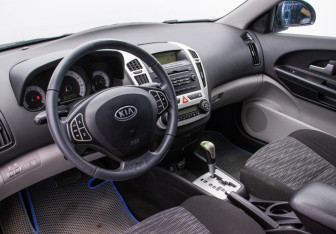 Подержанный автомобиль Kia Ceed Hatchback 2009 года (9 фото)