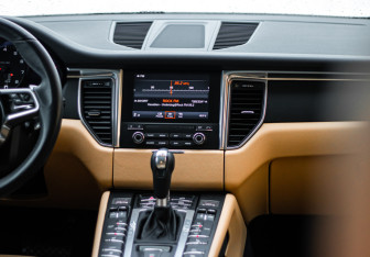 Подержанный автомобиль Porsche Macan 2018 года (12 фото)