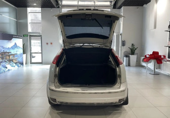 Подержанный автомобиль Ford Focus Hatchback 2007 года (7 фото)