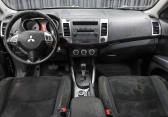 Подержанный автомобиль Mitsubishi Outlander 2007 года (14 фото)