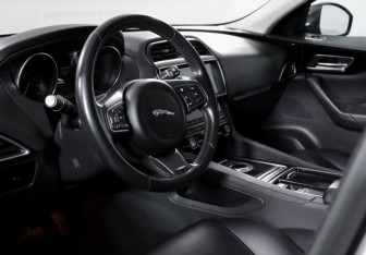 Подержанный автомобиль Jaguar F-Pace 2020 года (14 фото)
