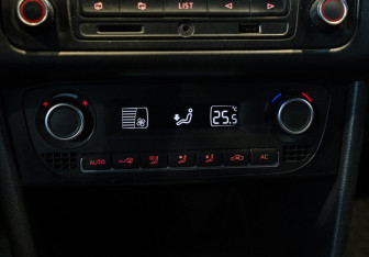 Подержанный автомобиль Volkswagen Polo Sedan 2013 года (16 фото)