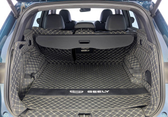 Подержанный автомобиль Geely Monjaro 2023 года (10 фото)