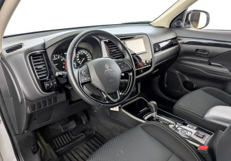 Подержанный автомобиль Mitsubishi Outlander 2020 года (16 фото)