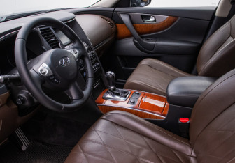 Подержанный автомобиль Infiniti QX70 2016 года (10 фото)