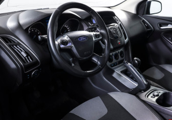 Подержанный автомобиль Ford Focus Sedan 2011 года (13 фото)