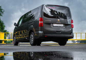Подержанный автомобиль Peugeot Traveller 2022 года (6 фото)