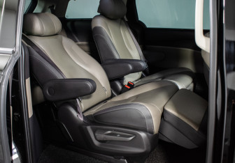 Подержанный автомобиль Kia Carnival 2024 года (11 фото)