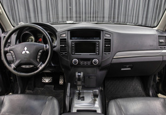 Подержанный автомобиль Mitsubishi Pajero 2012 года (13 фото)