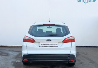 Подержанный автомобиль Ford Focus Wagon 2013 года (6 фото)