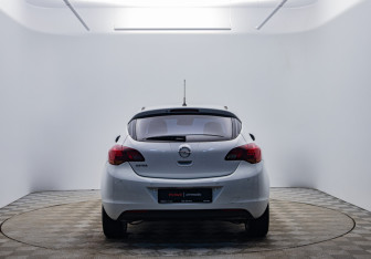 Подержанный автомобиль Opel Astra Hatchback 2012 года (6 фото)