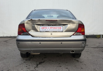 Подержанный автомобиль Ford Focus Sedan 2003 года (6 фото)