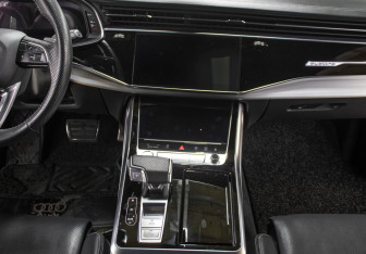 Подержанный автомобиль Audi Q8 2020 года (14 фото)