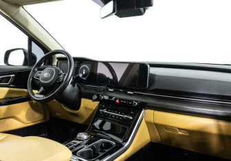 Подержанный автомобиль Kia Carnival 2020 года (5 фото)