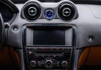 Подержанный автомобиль Jaguar XJ 2013 года (14 фото)