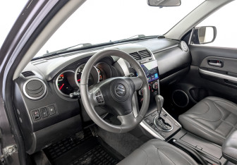Подержанный автомобиль Suzuki Grand Vitara 2012 года (16 фото)