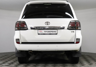 Подержанный автомобиль Toyota Land Cruiser Suv 2010 года (6 фото)