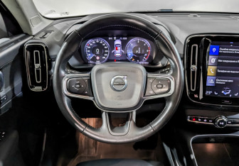 Подержанный автомобиль Volvo XC40 2019 года (23 фото)