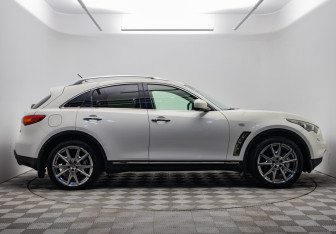 Подержанный автомобиль Infiniti FX 2010 года (4 фото)