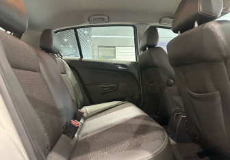 Подержанный автомобиль Opel Astra Sedan 2012 года (11 фото)