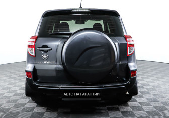 Подержанный автомобиль Toyota RAV4 2011 года (6 фото)