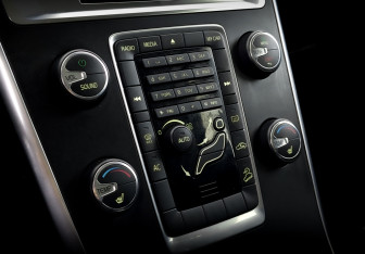 Подержанный автомобиль Volvo XC60 2012 года (25 фото)