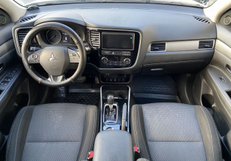 Подержанный автомобиль Mitsubishi Outlander 2018 года (10 фото)