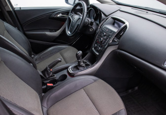 Подержанный автомобиль Opel Astra Hatchback 2012 года (9 фото)