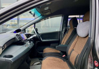 Подержанный автомобиль Honda Freed 2013 года (21 фото)