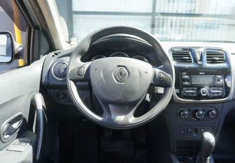 Подержанный автомобиль Renault Logan Sedan 2017 года (13 фото)