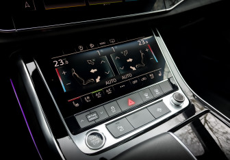 Подержанный автомобиль Audi Q7 2023 года (29 фото)