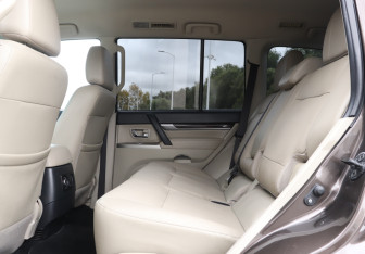 Подержанный автомобиль Mitsubishi Pajero 2017 года (10 фото)