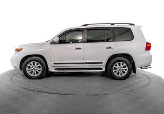 Подержанный автомобиль Toyota Land Cruiser Suv 2014 года (8 фото)