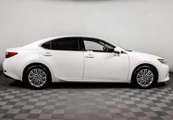 Подержанный автомобиль Lexus ES 2015 года (3 фото)