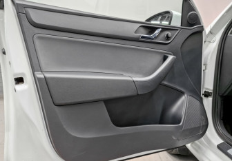 Подержанный автомобиль Skoda Rapid Liftback 2015 года (20 фото)