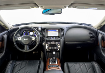 Подержанный автомобиль Infiniti QX70 2016 года (14 фото)