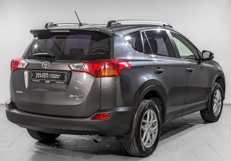 Подержанный автомобиль Toyota RAV4 2014 года (5 фото)