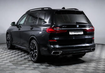 Подержанный автомобиль BMW X7 2021 года (7 фото)