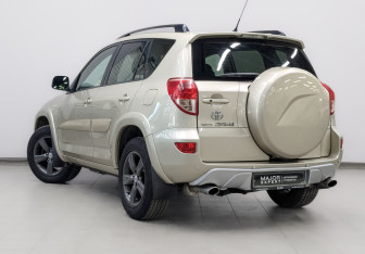 Подержанный автомобиль Toyota RAV4 2007 года (7 фото)