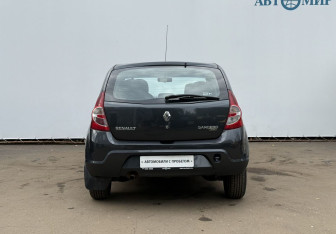 Подержанный автомобиль Renault Sandero 2010 года (6 фото)