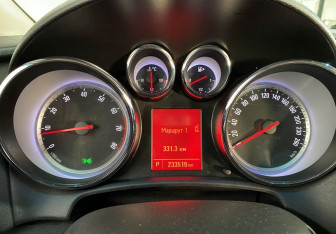 Подержанный автомобиль Opel Astra Hatchback 2012 года (12 фото)